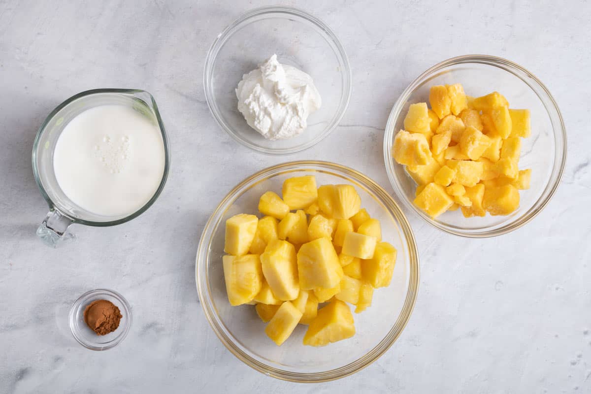 5 ingredients to make the mango pineapple smoothie with coconut milk, greek yogurt and cinnamon