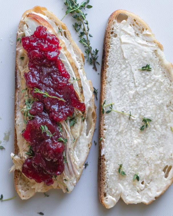 The bread after cranberry sauce is spread evenly.