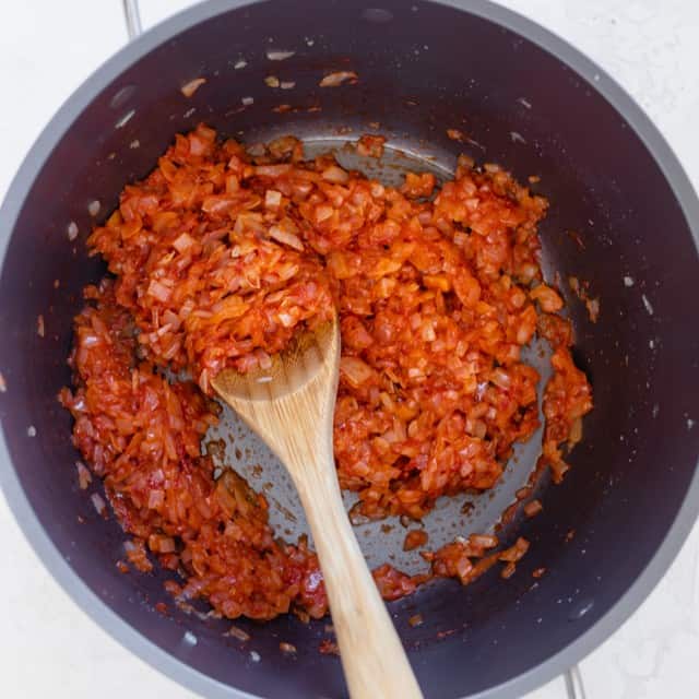 Mixed together onions and tomato paste.
