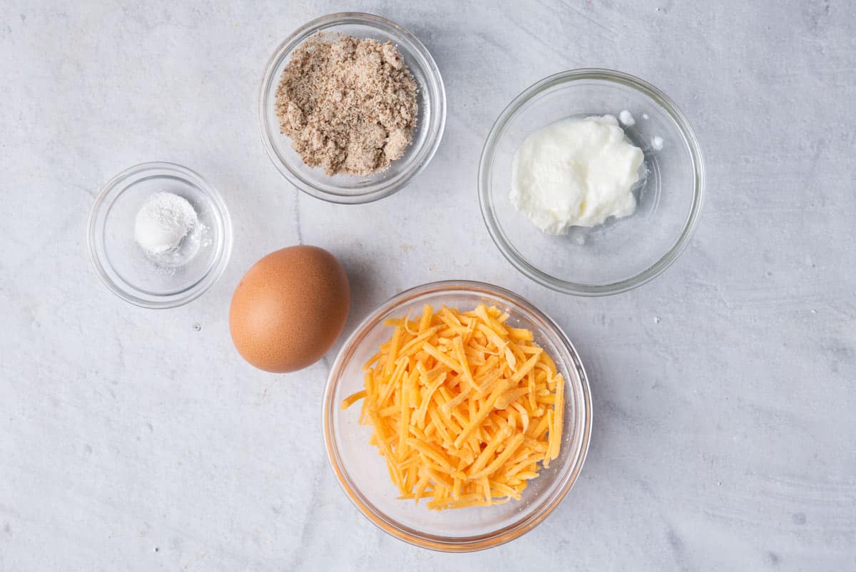 Ingredients to make the recipe: egg, cheese, almond flour, yogurt and baking powder