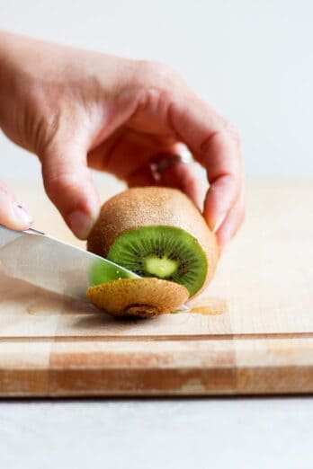 Cutting the top off a kiwi tutorial