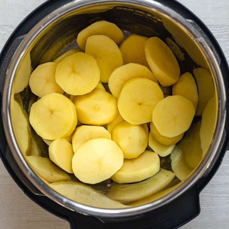 Cut potatoes in the instant pot.