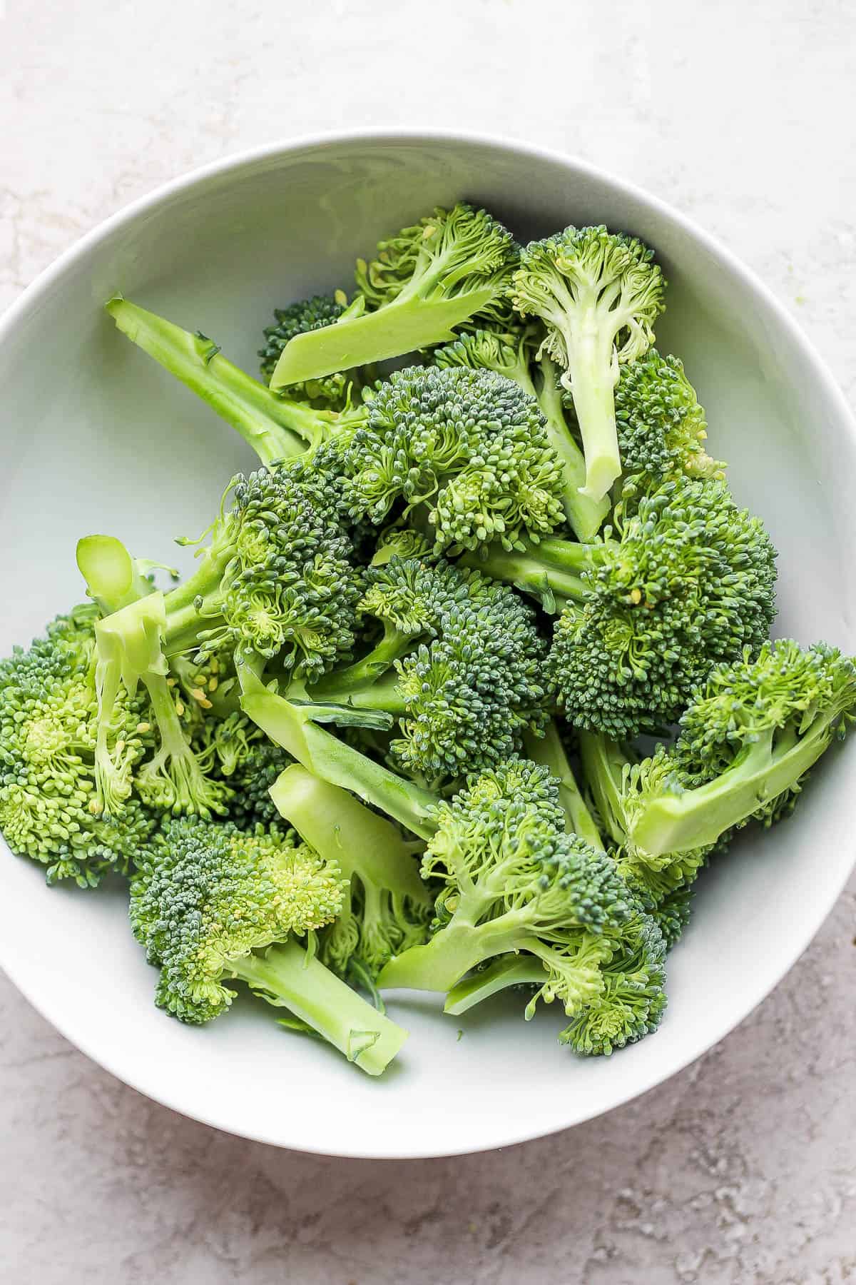 Cut broccoli in large bowl