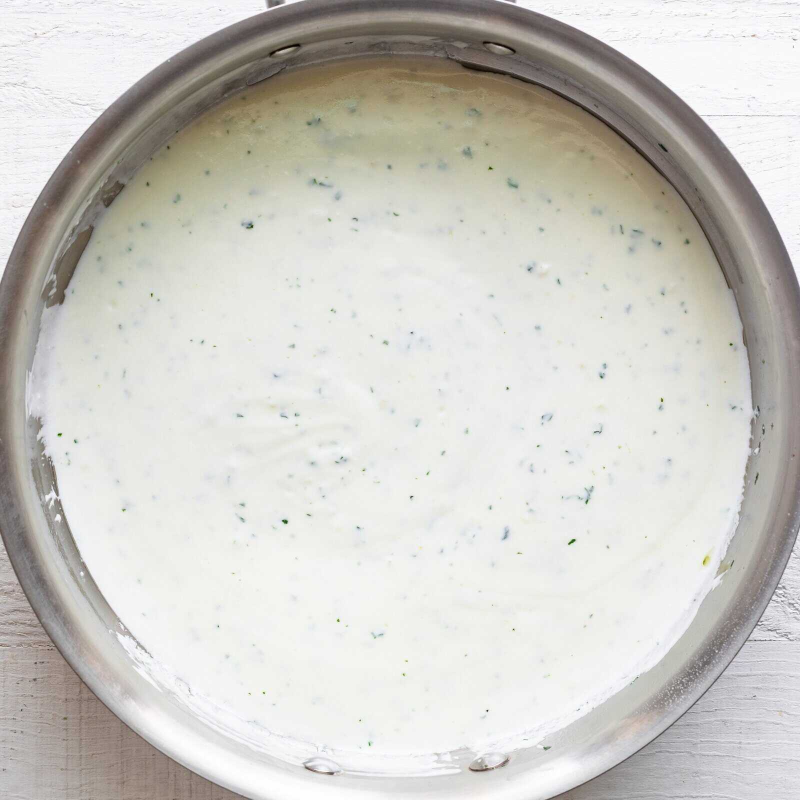 Yogurt sauce after fully mixed.