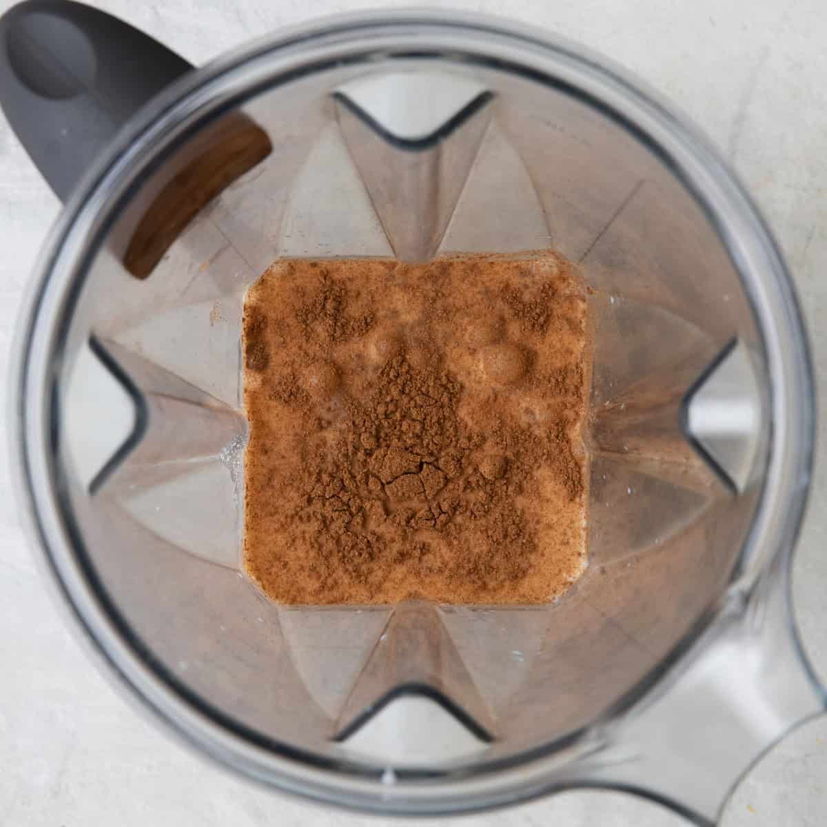 Pumpkin purรฉe, pumpkin pie spice, cane sugar, vanilla extract and milk in blender before blended.