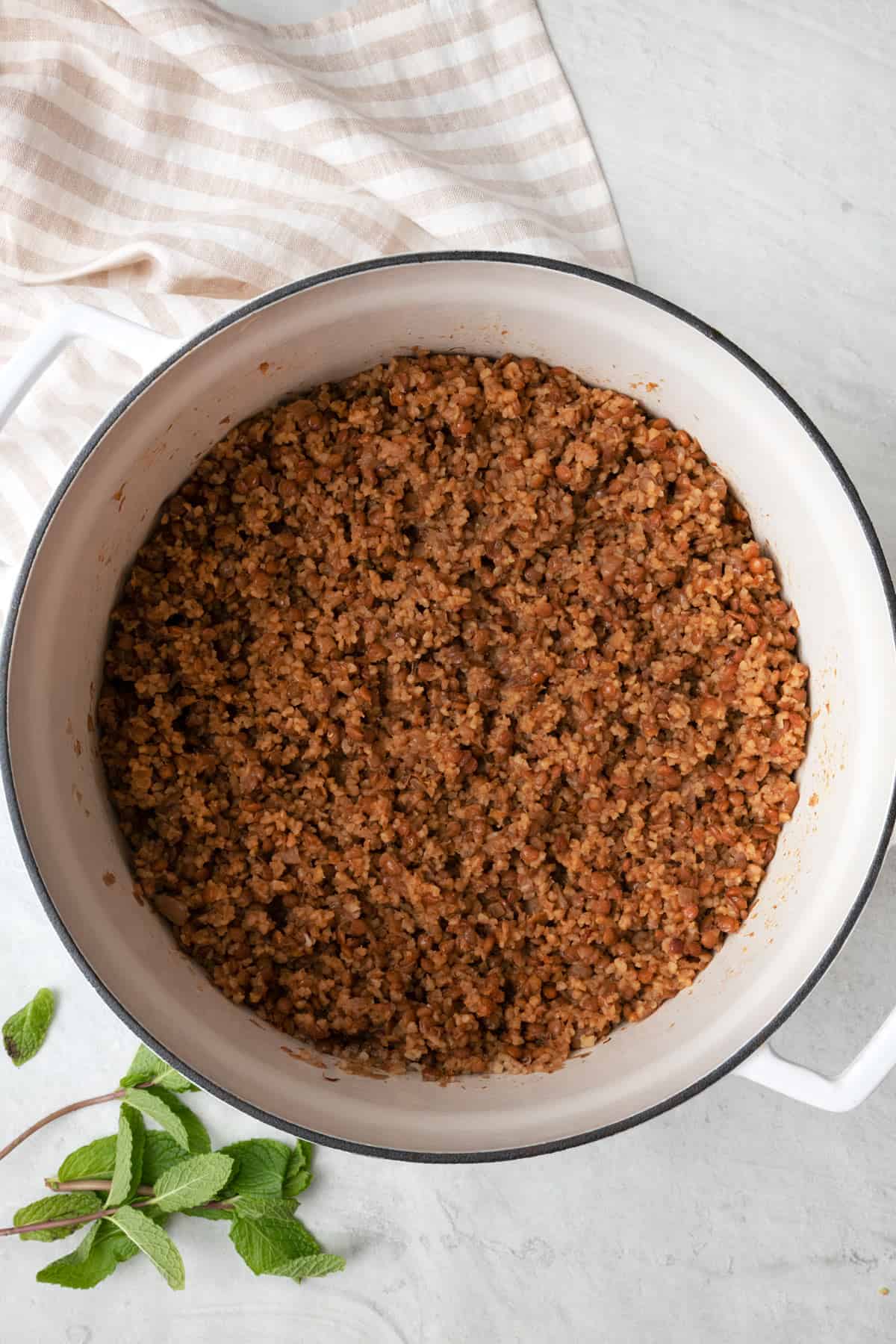 Mujadara Hamra in pot after fluffing