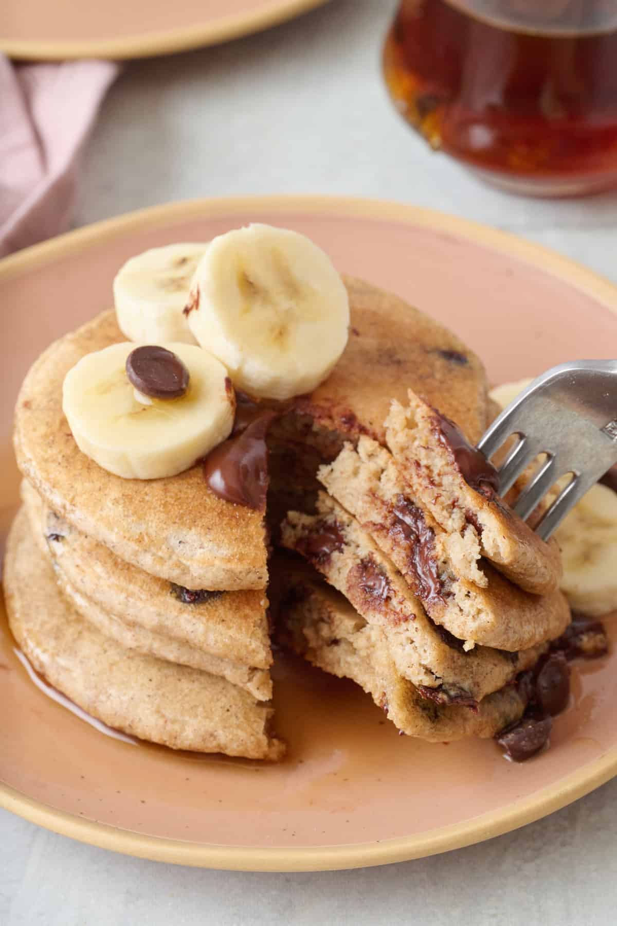 Ingredients to make the recipe: oats, banana, egg, milk, vanilla extract, cinnamon, baking powder, baking soda, salt and chocolate chips