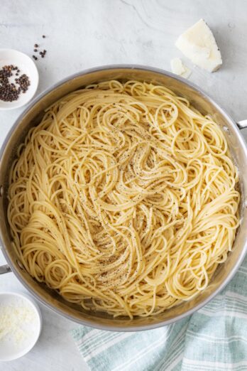 Cacio e Peppe in a pot seasoned with pepper.
