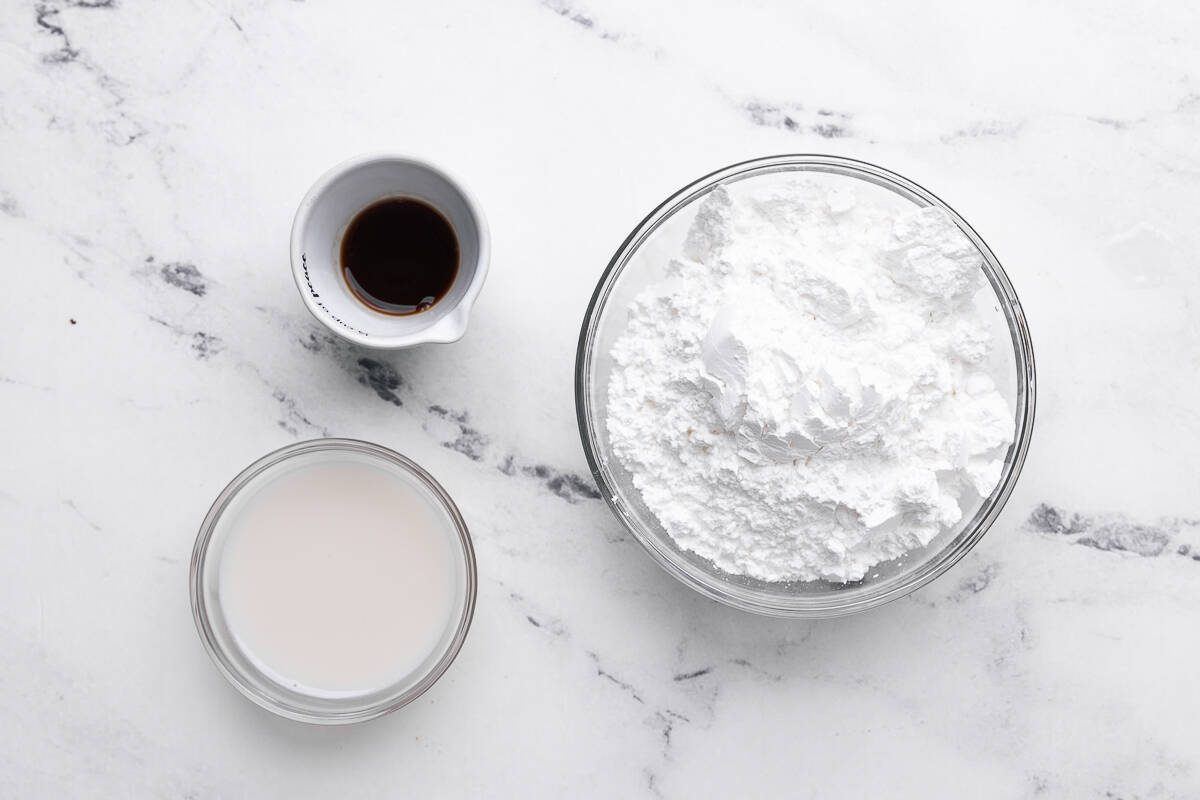 Ingredients for recipe: vanilla, milk, powdered sugar.