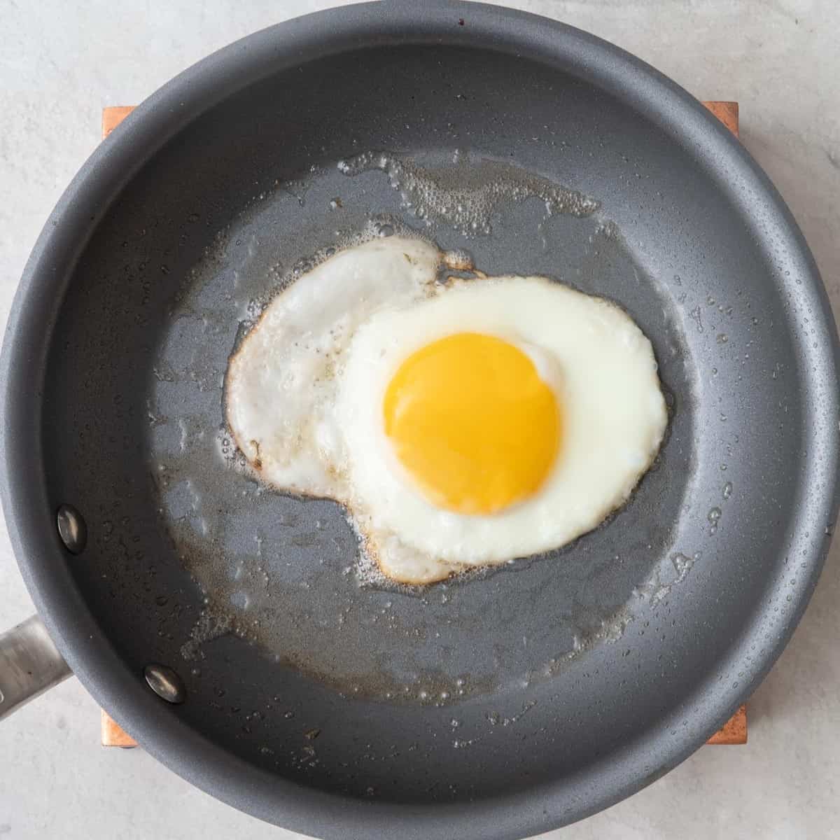 Sunny side up egg in skillet.