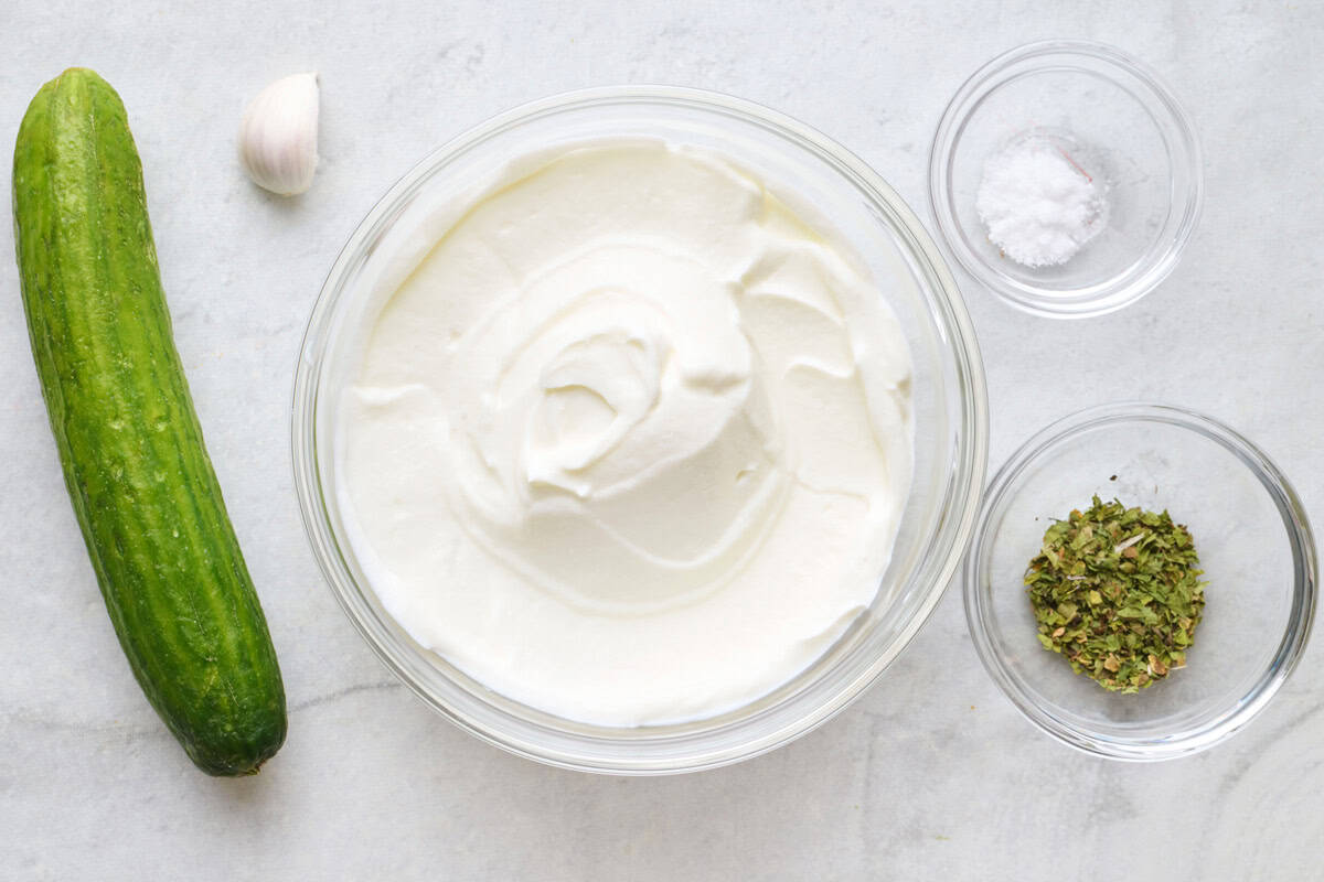 Ingredients for recipe: cucumber, yogurt, garlic, dried mint and salt.