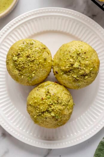 Pistachio muffins recipe.