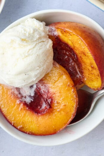 Baked peaches recipe with ice cream.