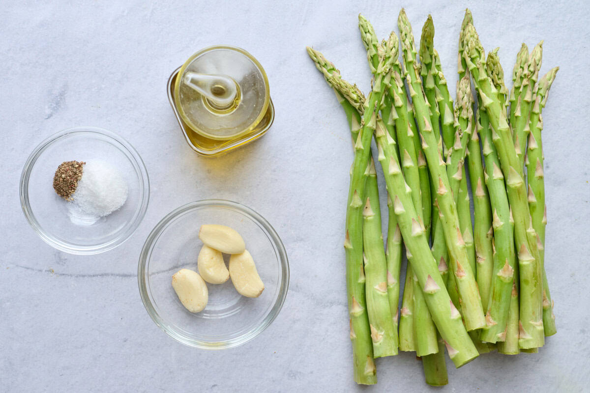 Ingredients for recipe: salt, pepper, oil, garlic cloves, and asparagus.