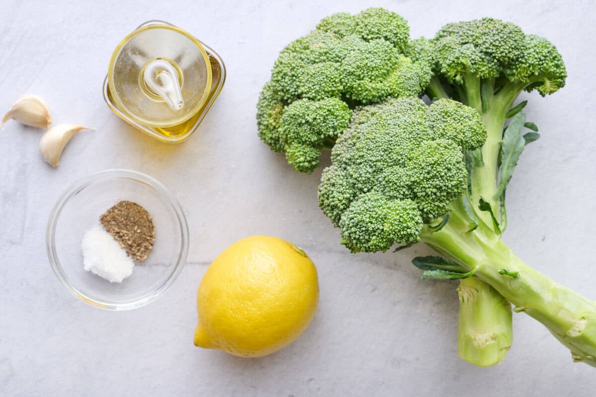 Ingredients for recipe: garlic, oil, salt and pepper, lemon and broccoli.