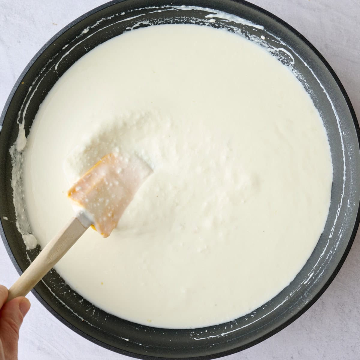 Yogurt sauce after stirring together until smooth.